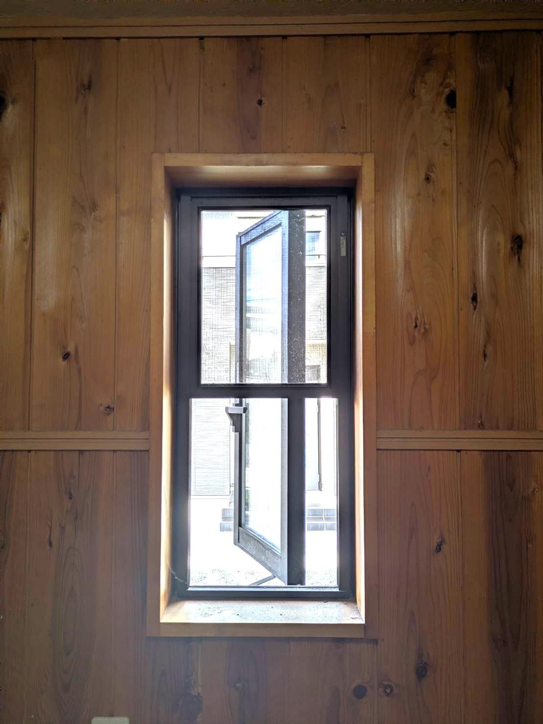 戸建て住宅の内窓設置と窓交換工事Before